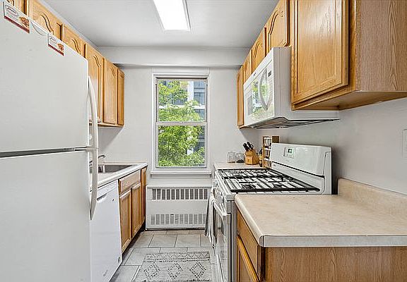 4th image of 155 E 34th St APT 3G