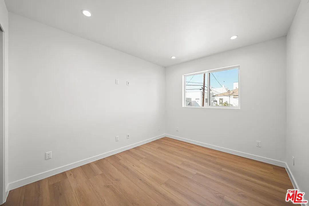 3 bed, 3.0 bath, 1080 sqft, $3,850 — Photo 3