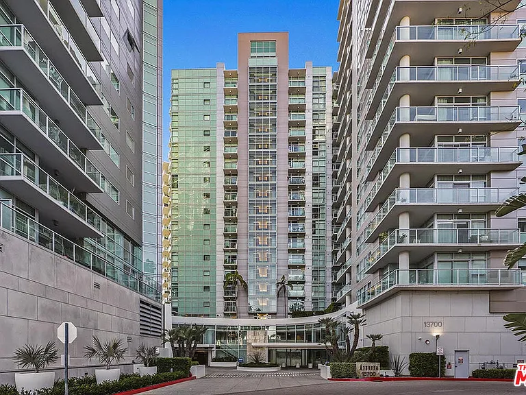 13700 Marina Pointe Dr #1114 — Photo 1