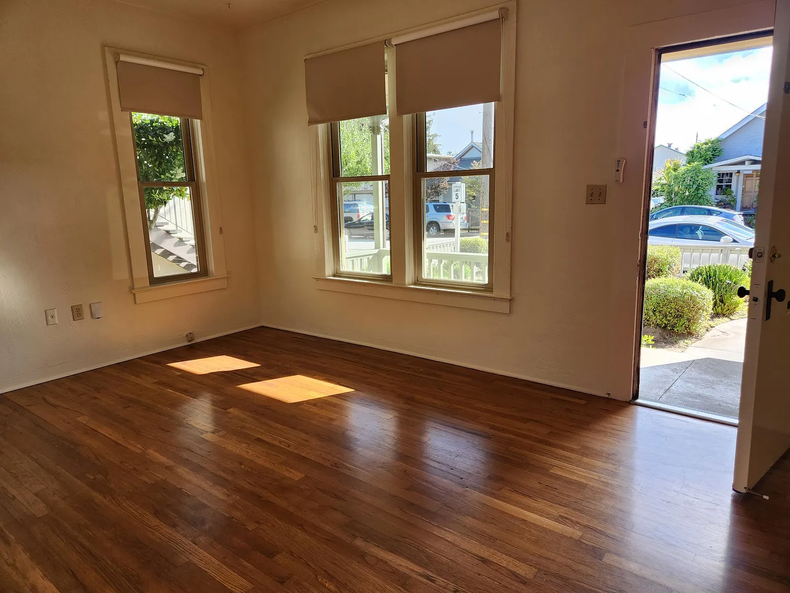 2 bed, 900 sqft, $3,200 — Photo 2
