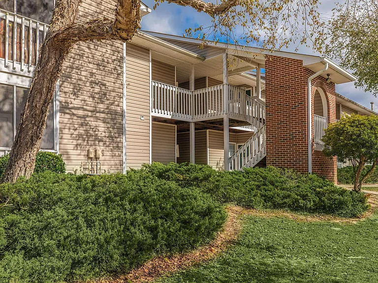 Arbors at Windsor Lake Apartments — Photo 31