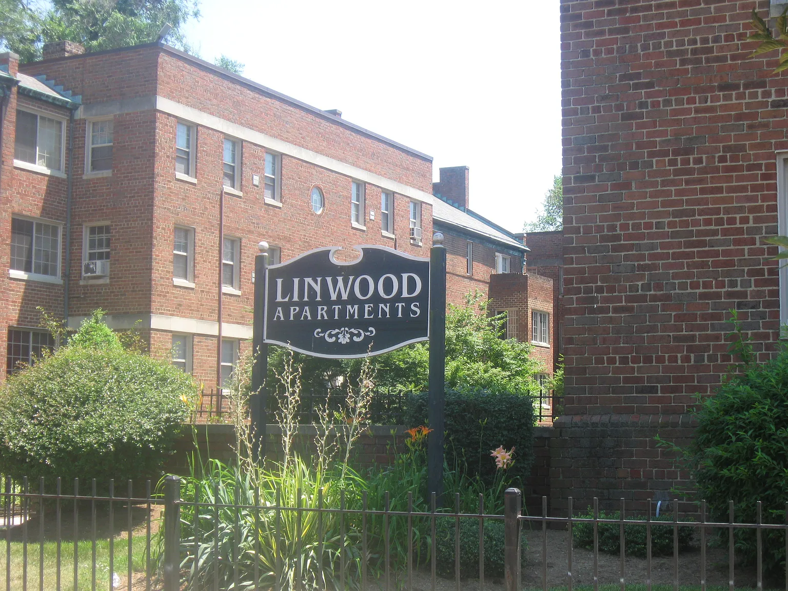 Linwood Apartments — Photo 2