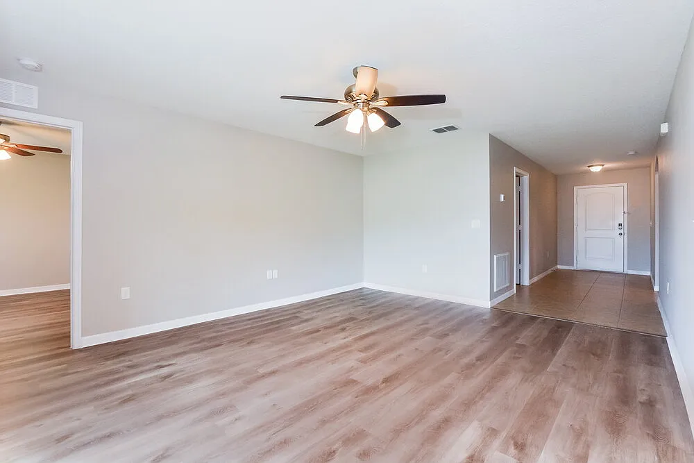 3 bed, 2.0 bath, 1362 sqft, $2,055 — Photo 4