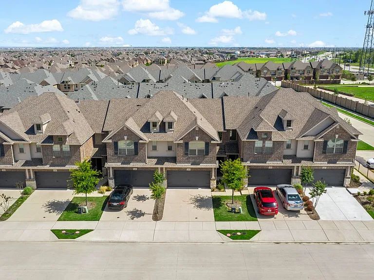 2749 Starburst Dr — Photo 2