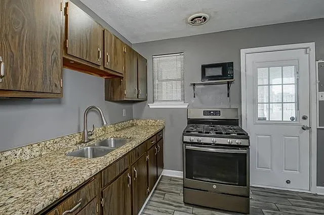1849 Redwood Dr — Photo 10