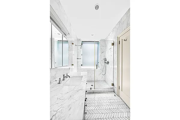 Sold by Warburg | media 6