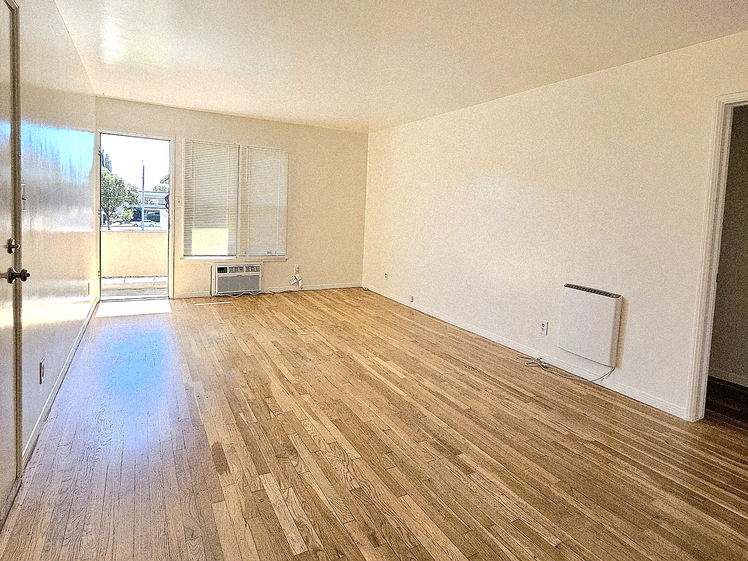 823 W Huntington Dr — Photo 3