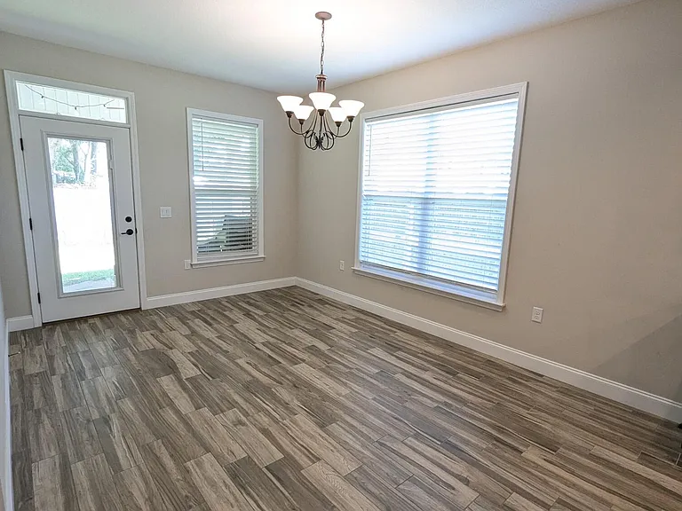 947 Kenzie Ln — Photo 5