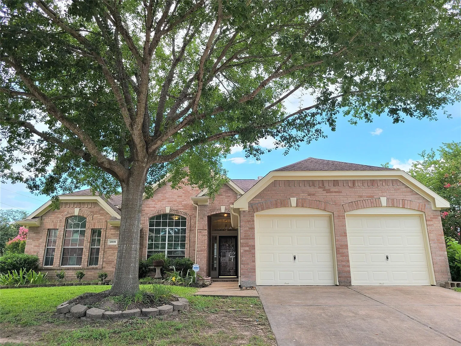 3 bed, 2.0 bath, 1994 sqft, $2,500 — Photo 1