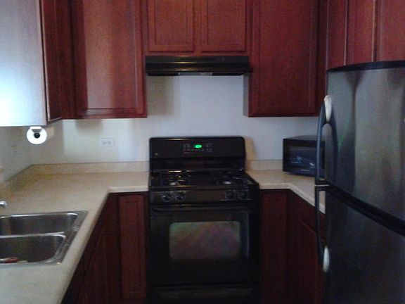 kitchen w/ microwave included