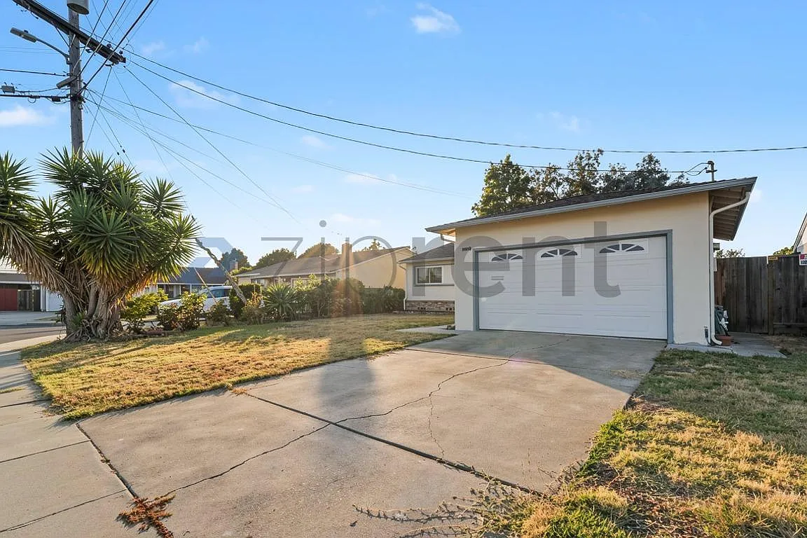 3 bed, 1082 sqft, $3,360 — Photo 2