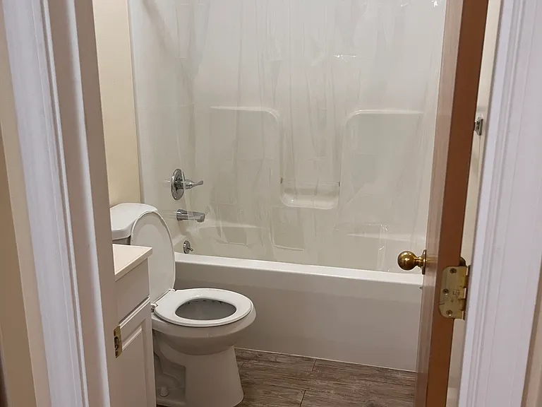 100 Lisa Dr #11 — Photo 12