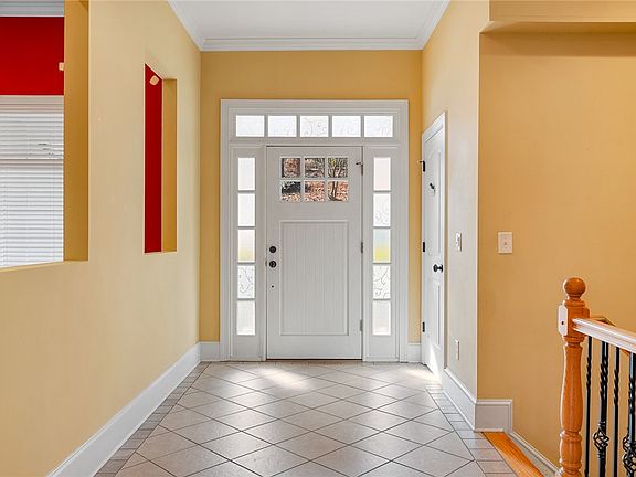 5th image of 214 S Summit Dr