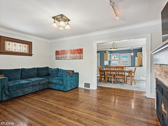 2nd image of 740 S Oak Park Ave