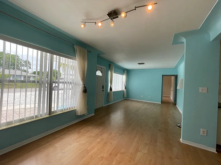 4048 Yardley Ave N — Photo 3