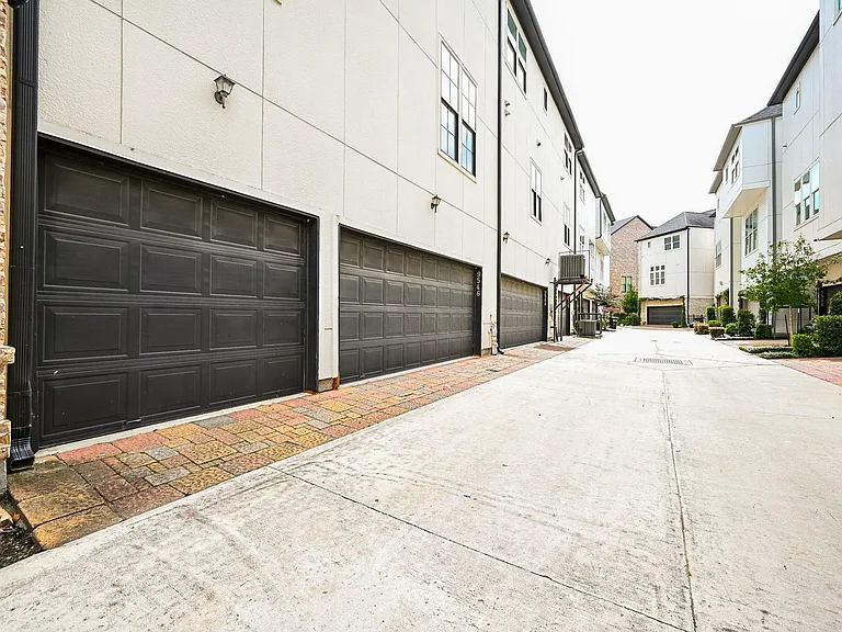9546 London Bridge Sta — Photo 37