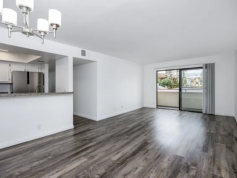 Hawthorne Apartments — Photo 15