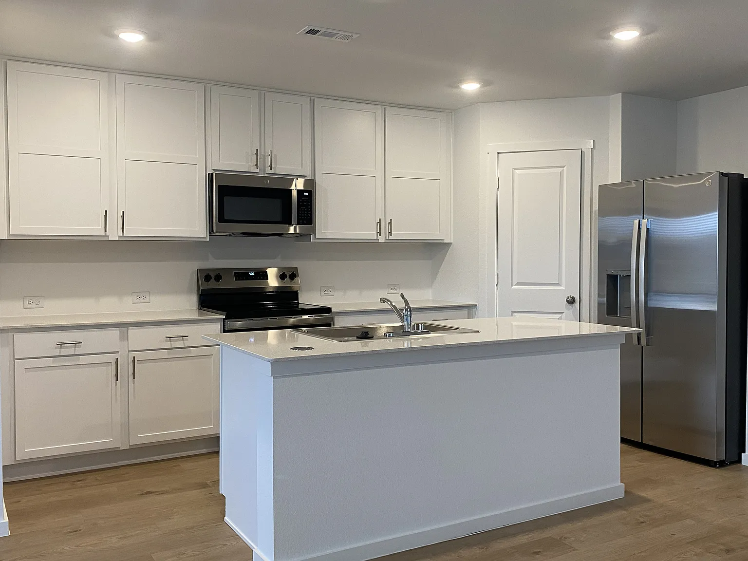 4 bed, 2239 sqft, $2,400 — Photo 4