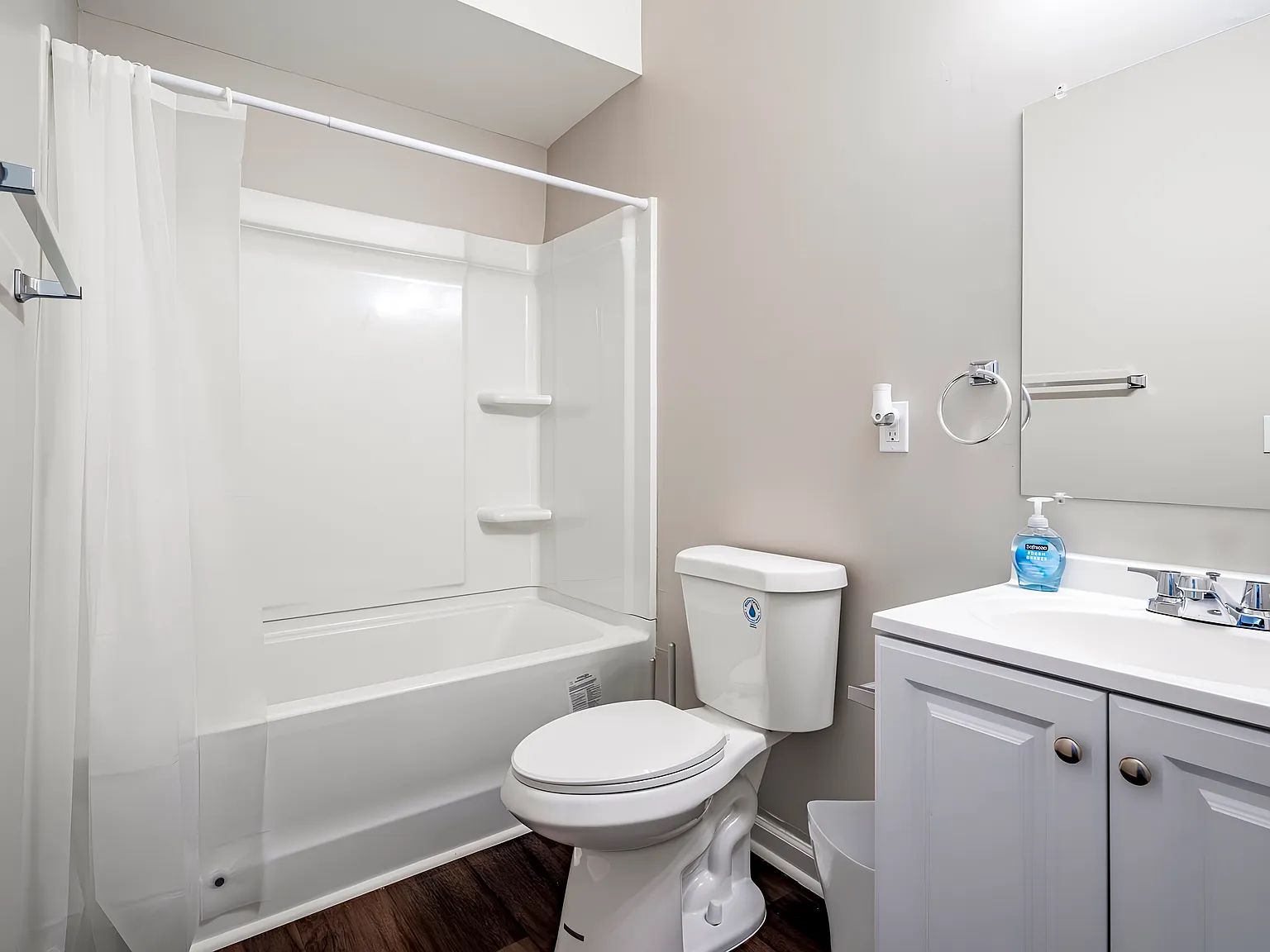 4 bed, 5.0 bath, 2678 sqft, $918 — Photo 3