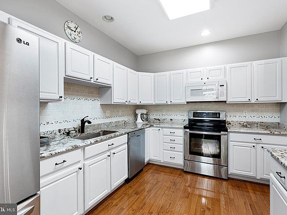 4th image of 135 Victoria Falls Ln