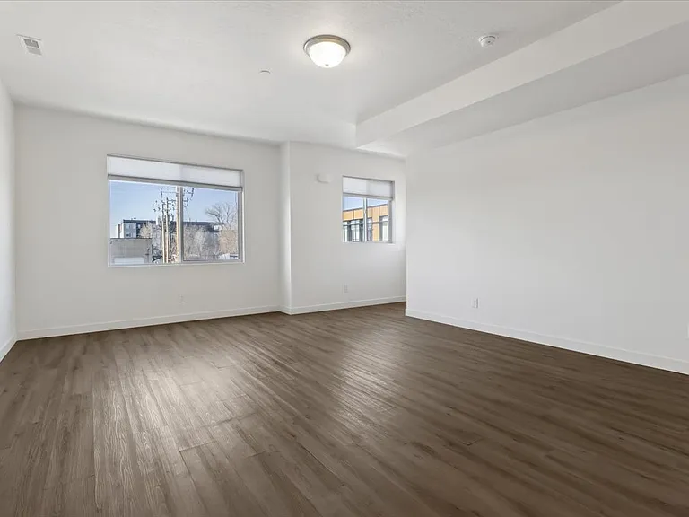 238 W Paramount Ave — Photo 2