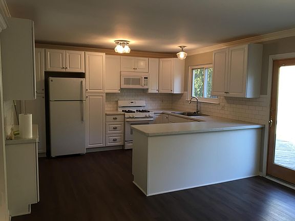 3rd image of 388 Woodlake Dr