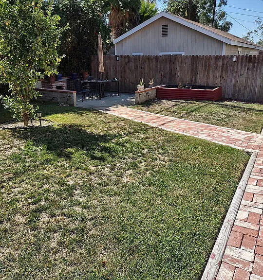2142 S Victoria Ave — Photo 39