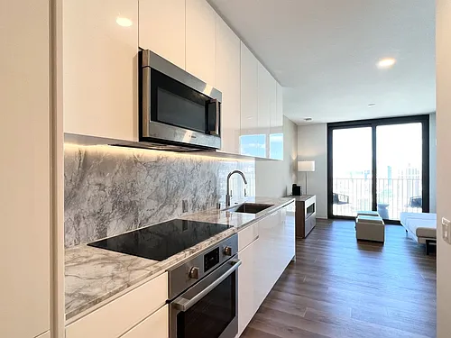 987 Queen St Photo 1