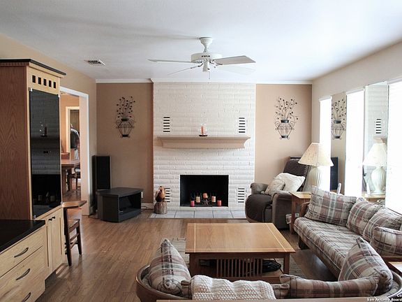 4th image of 125 Secluded Oaks Ln