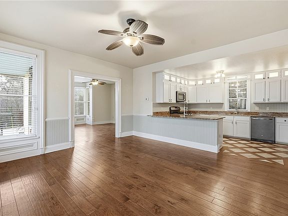 4th image of 212 Spring St