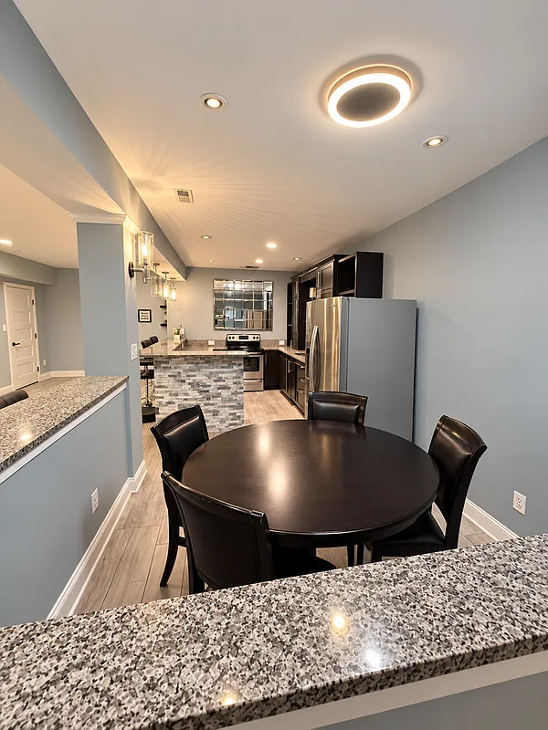 6 bed, 5.5 bath, 7851 sqft, $2,200 — Photo 1