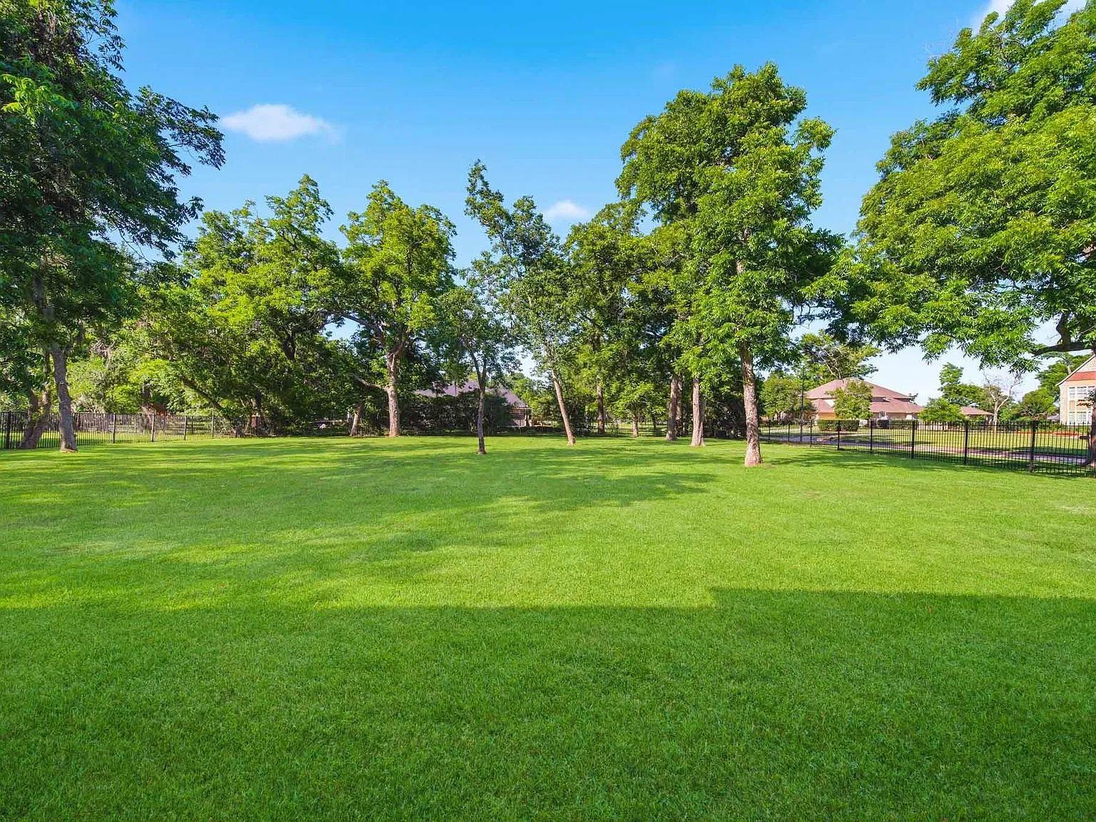 6 bed, 6.0 bath, 6794 sqft, $7,995 — Photo 3