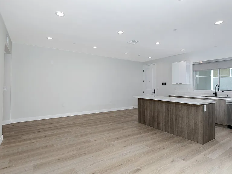 10218 Fernglen Ave #101 — Photo 8