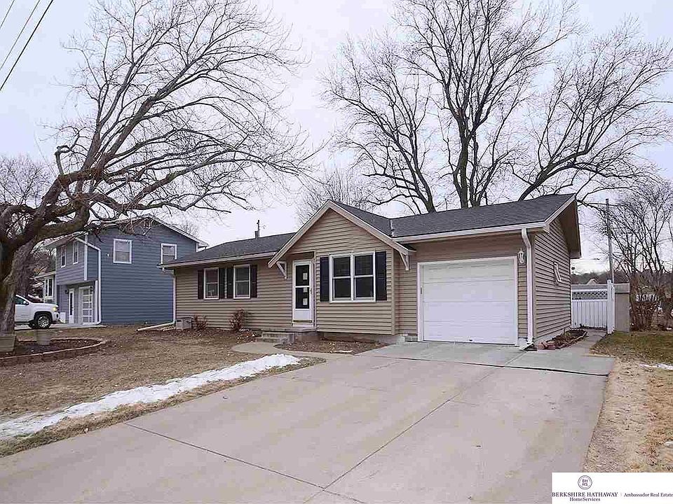 South Facing Lot. Newer Driveway. Vinyl Siding, Newer Windows. 4 year old roof.