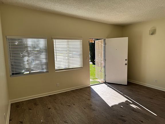 Living Room photo 2