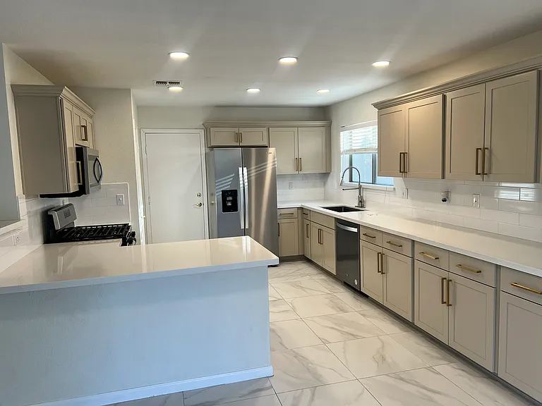 3728 E Liberty Ln — Photo 3