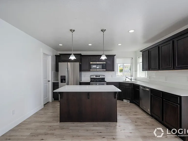 164 N Valcrest Dr — Photo 5