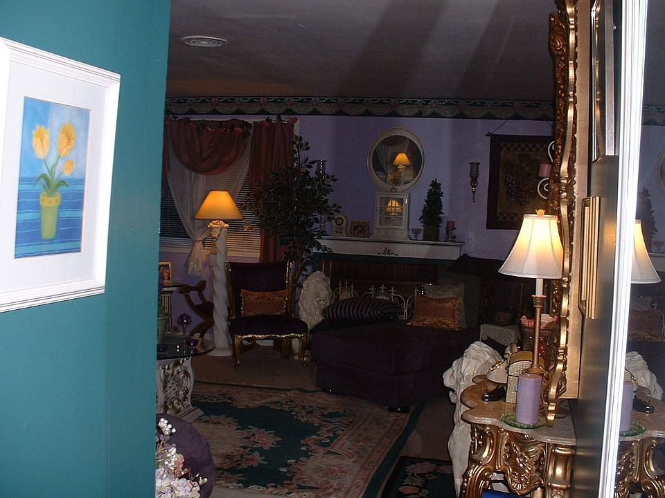 Hallway from sit level bdrs to Liv Rm