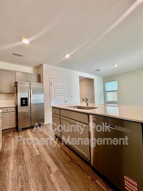 5 bed, 3.0 bath, 2522 sqft, $2,595 — Photo 4