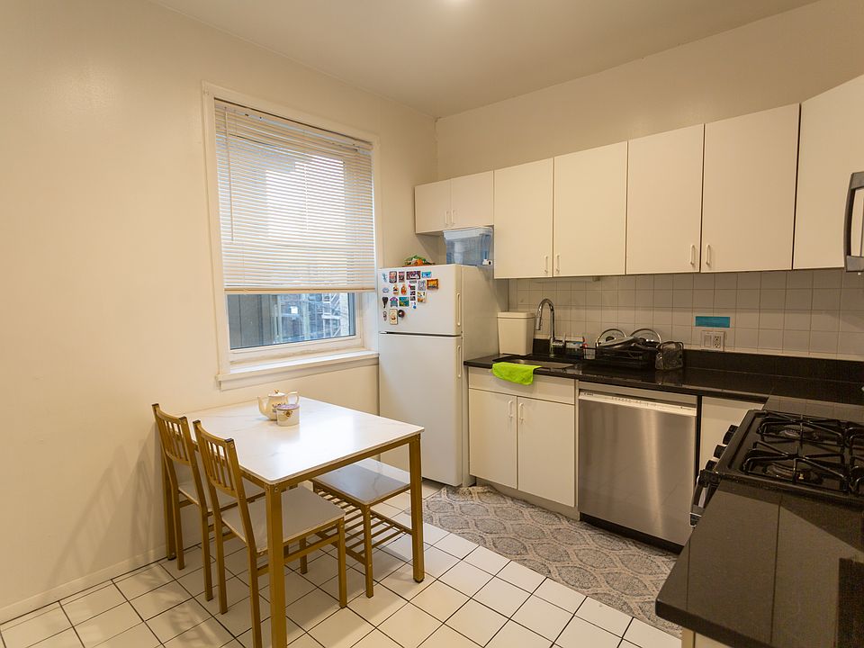 Eat-in kitchen