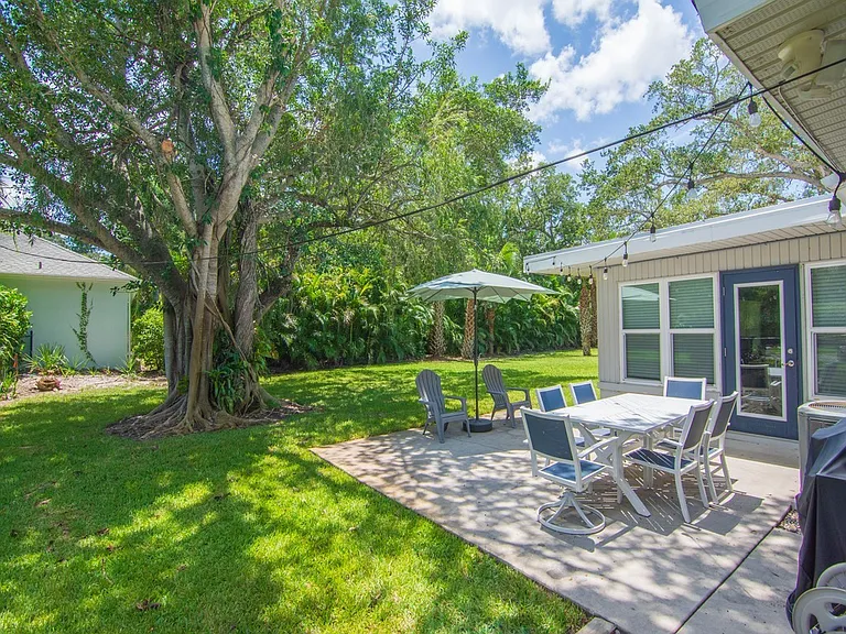 706 Iris Ln — Photo 24