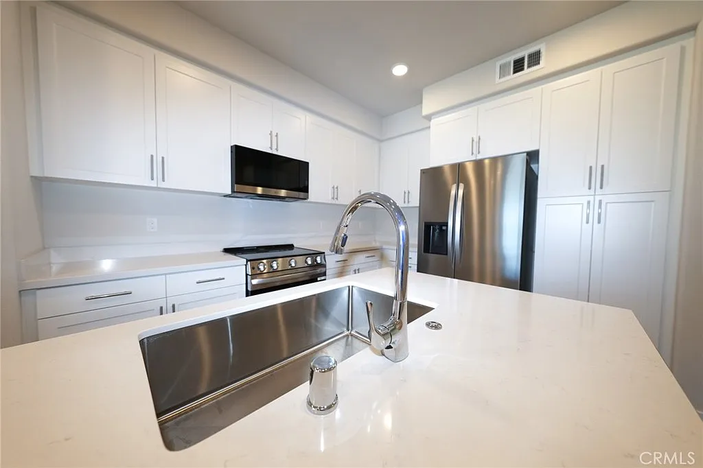 4 bed, 4.0 bath, 1672 sqft, $3,550 — Photo 3