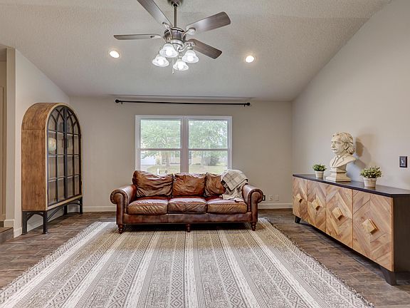 2nd image of 1125 Woodland Drive