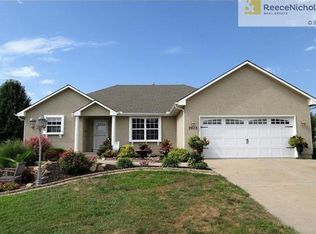 3913 SW Briarwood Dr, Lees Summit, MO 64082