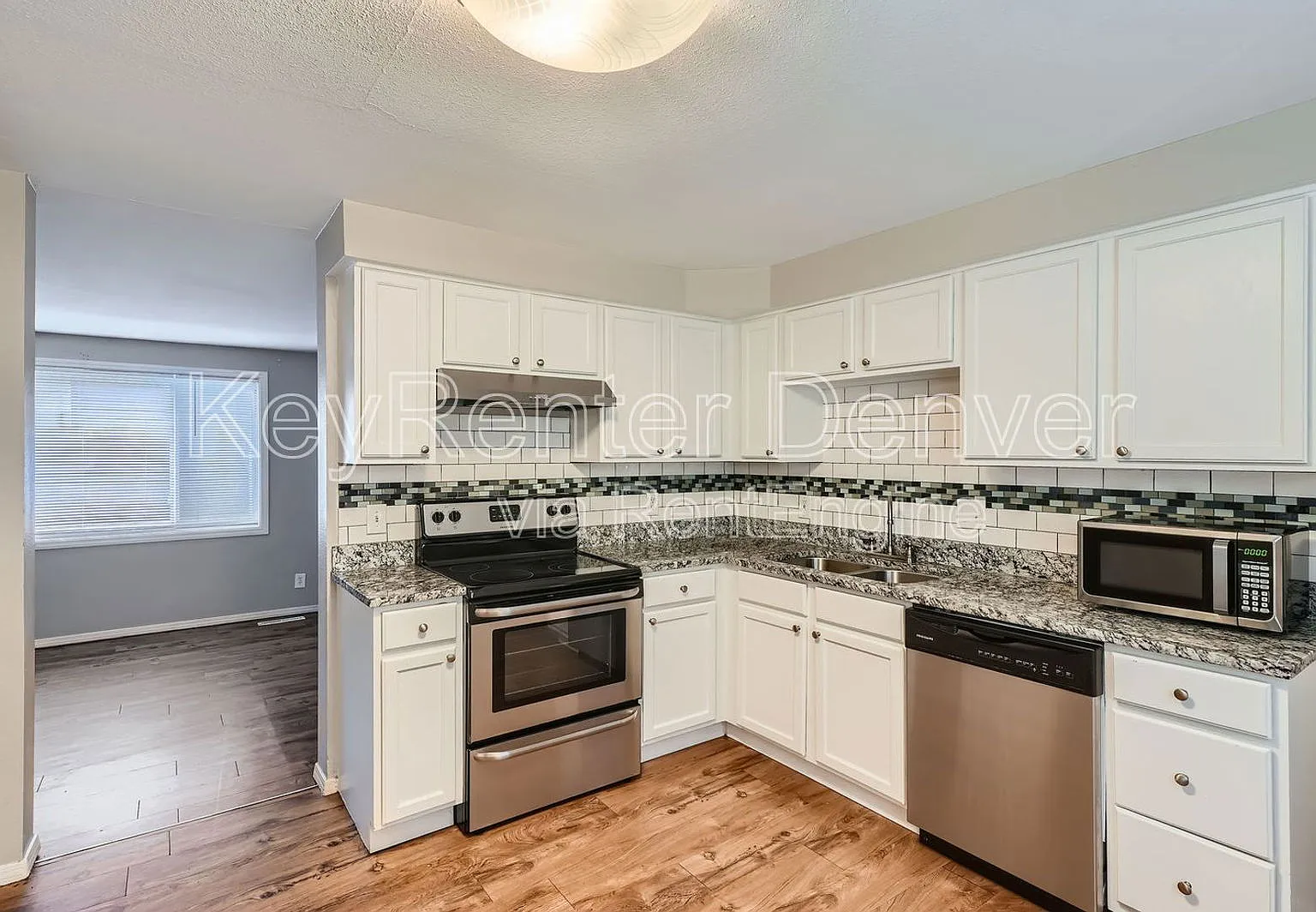 2 bed, 1.0 bath, 705 sqft, $1,295 — Photo 2