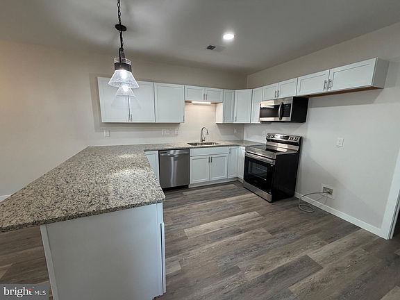 5th image of 37 E 2nd St