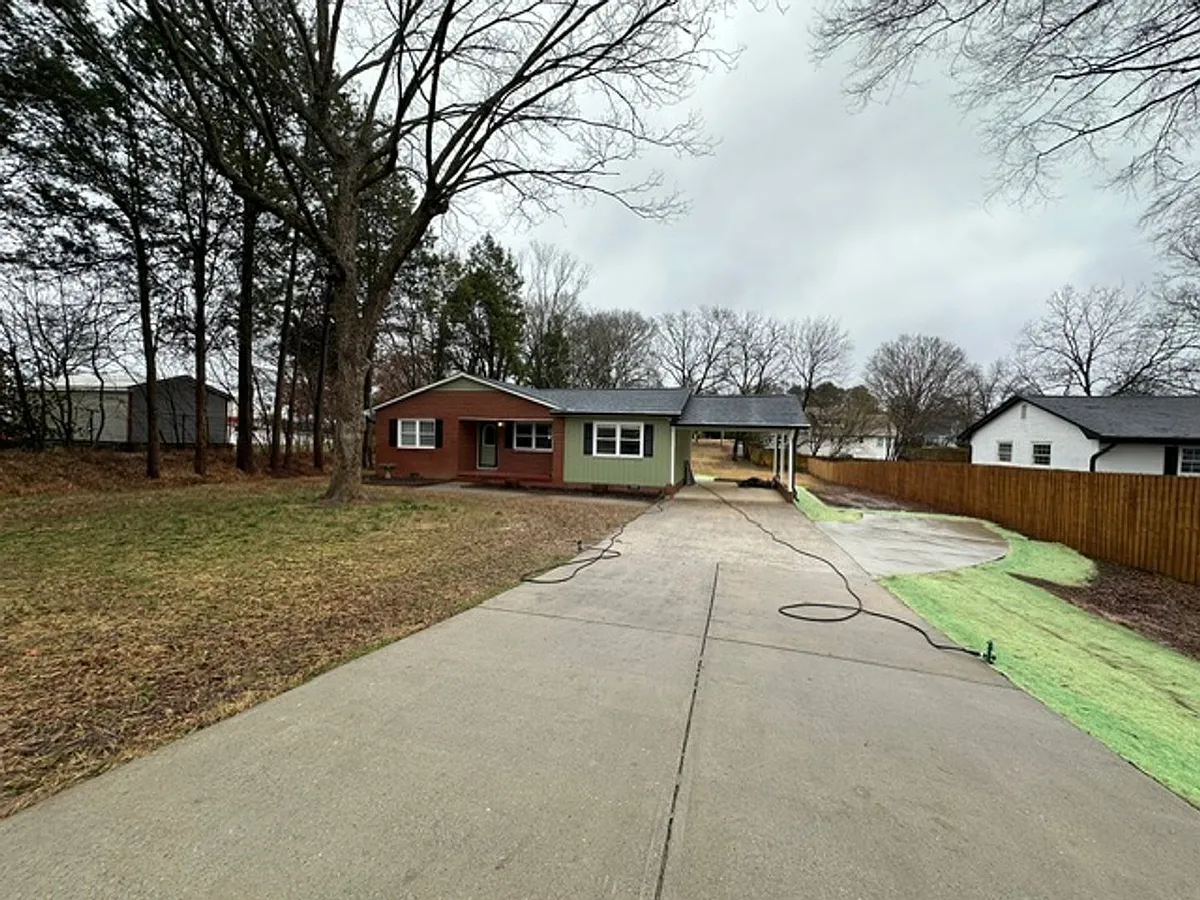 Building Photo - 260 Klutz St