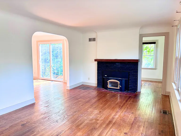 906 Pauline Blvd — Photo 3