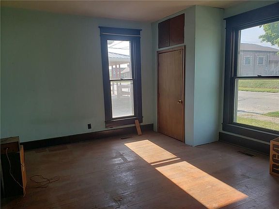 3rd image of 631 W Main St