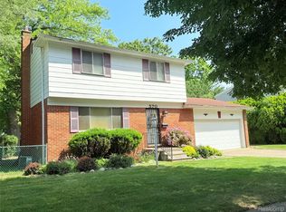 570 Clinton River Dr, Mount Clemens, MI 48043